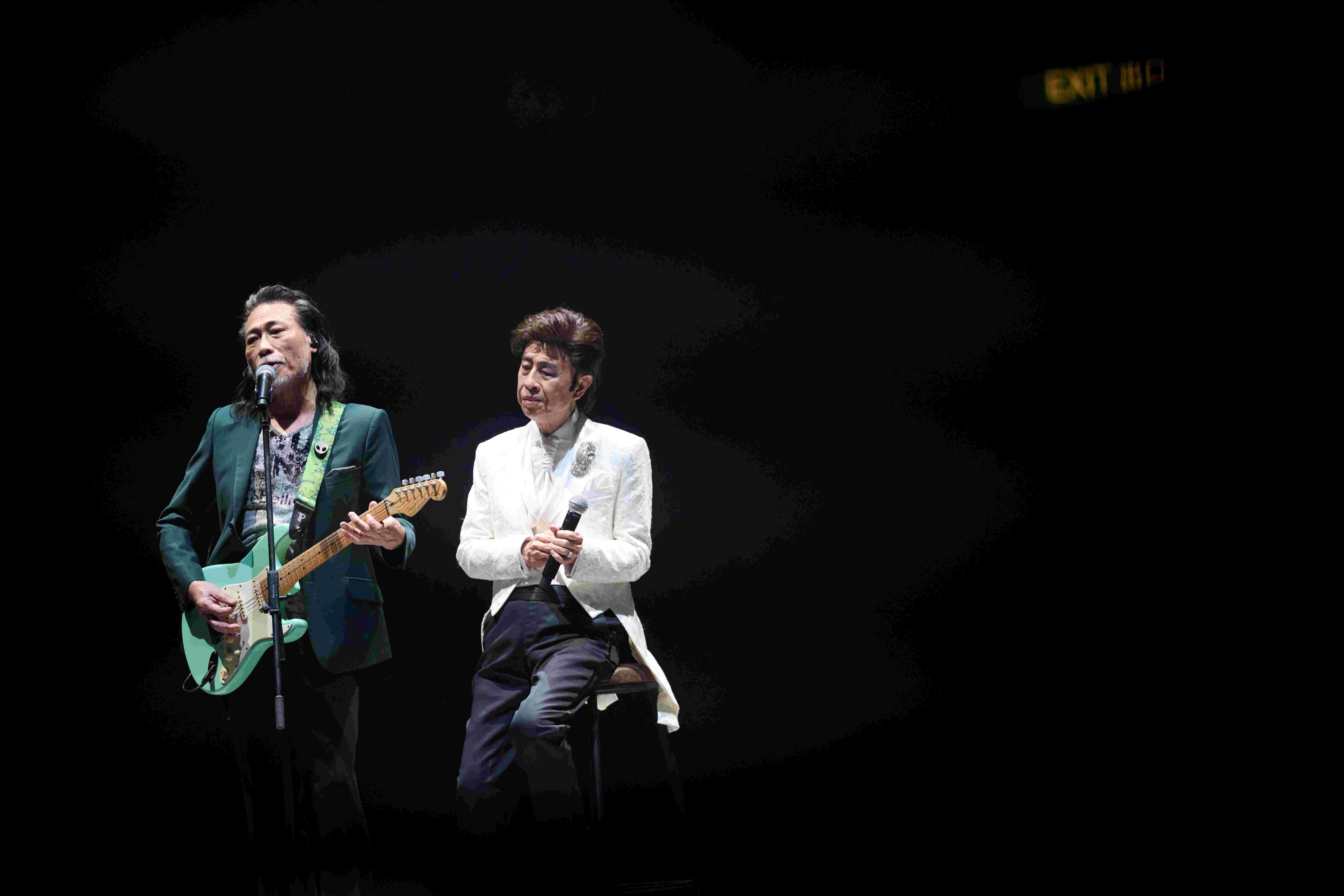 葉振棠與夏韶聲合唱。