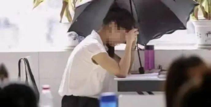 不滿公司裝cam怕走光被拍下 內地女在工位撐傘半個月被炒怒告(圖片源自網絡)