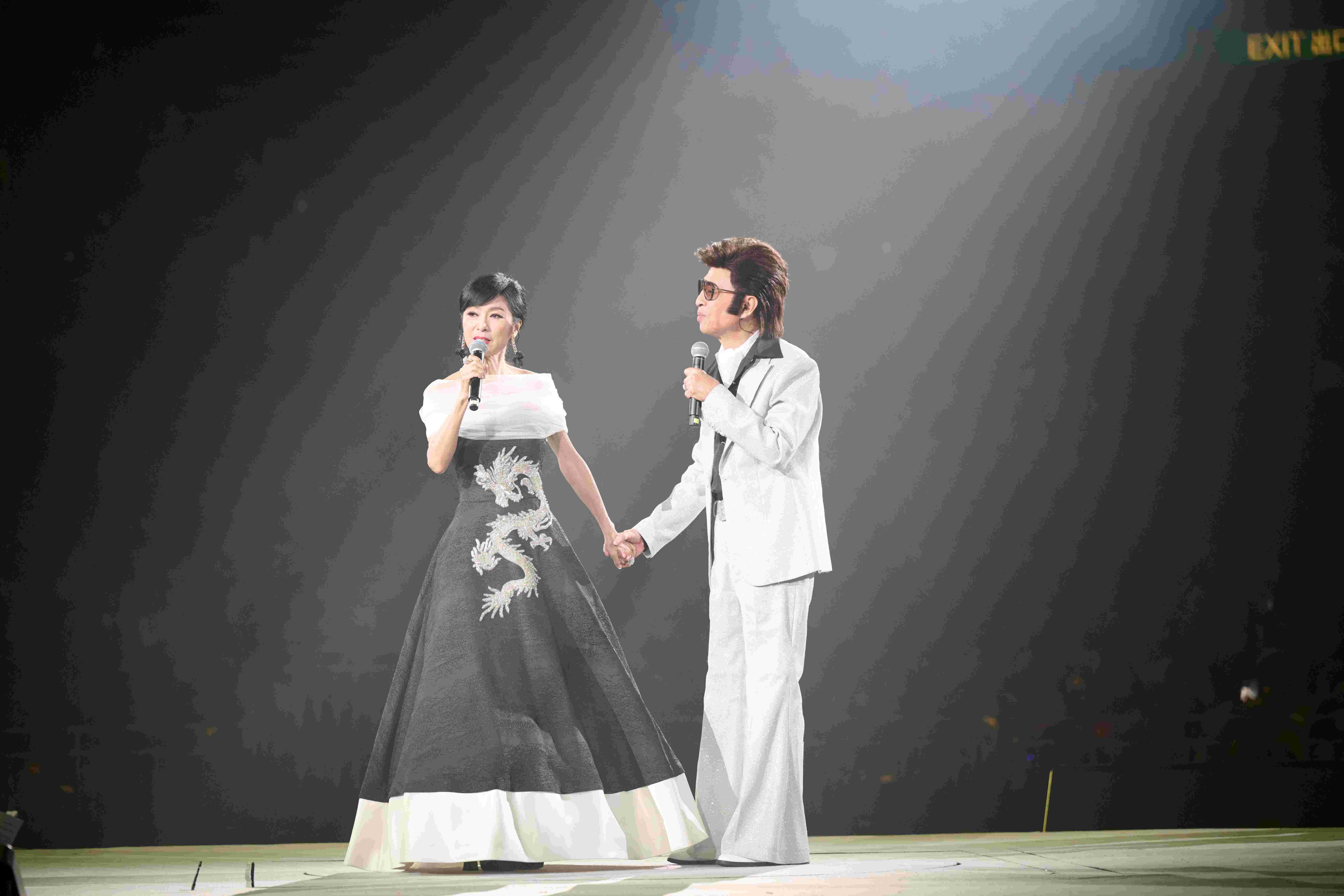 葉振棠與米雪合唱。