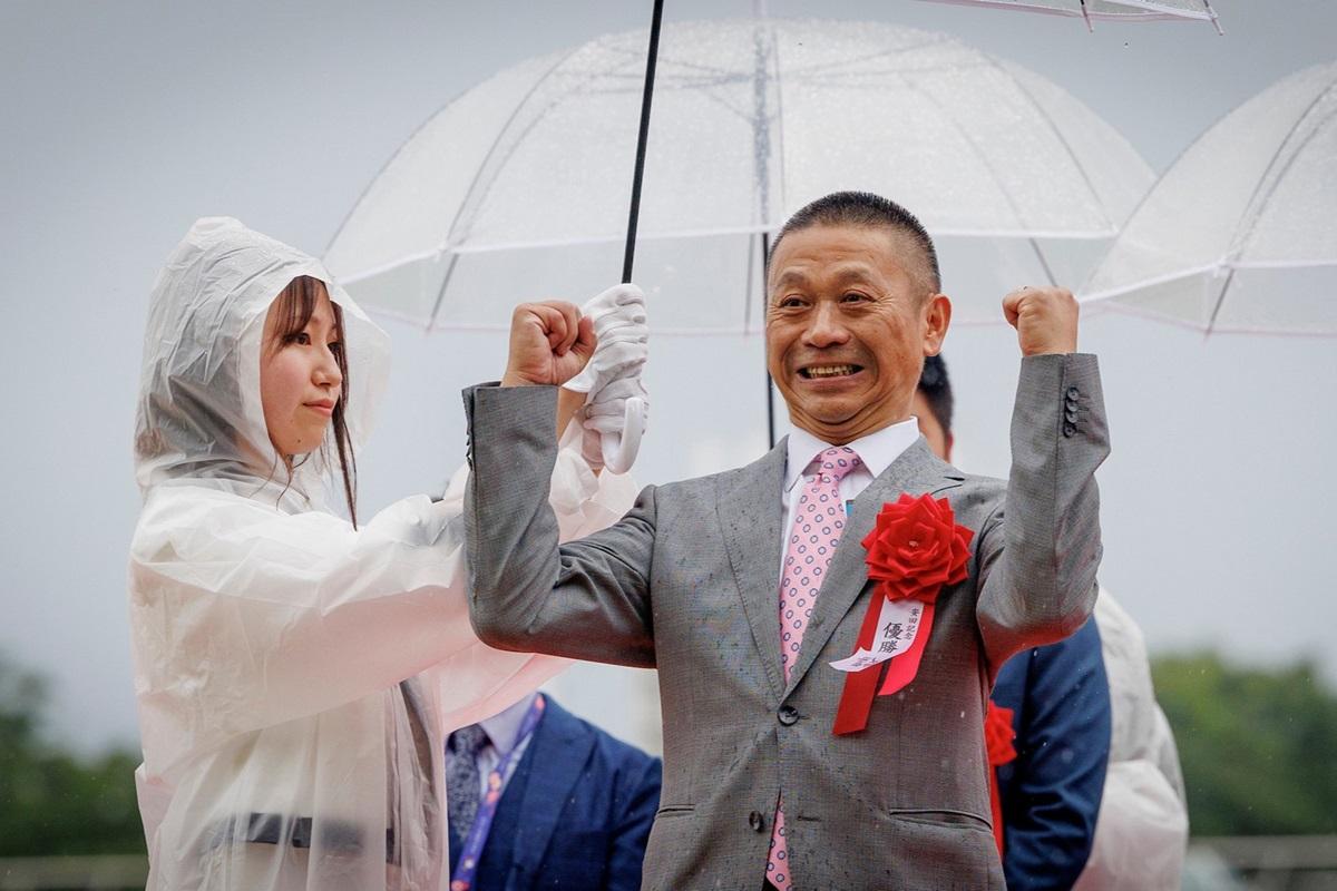 「浪漫勇士」勝出安田紀念賽後,沈集成非常興奮。(馬會圖片)