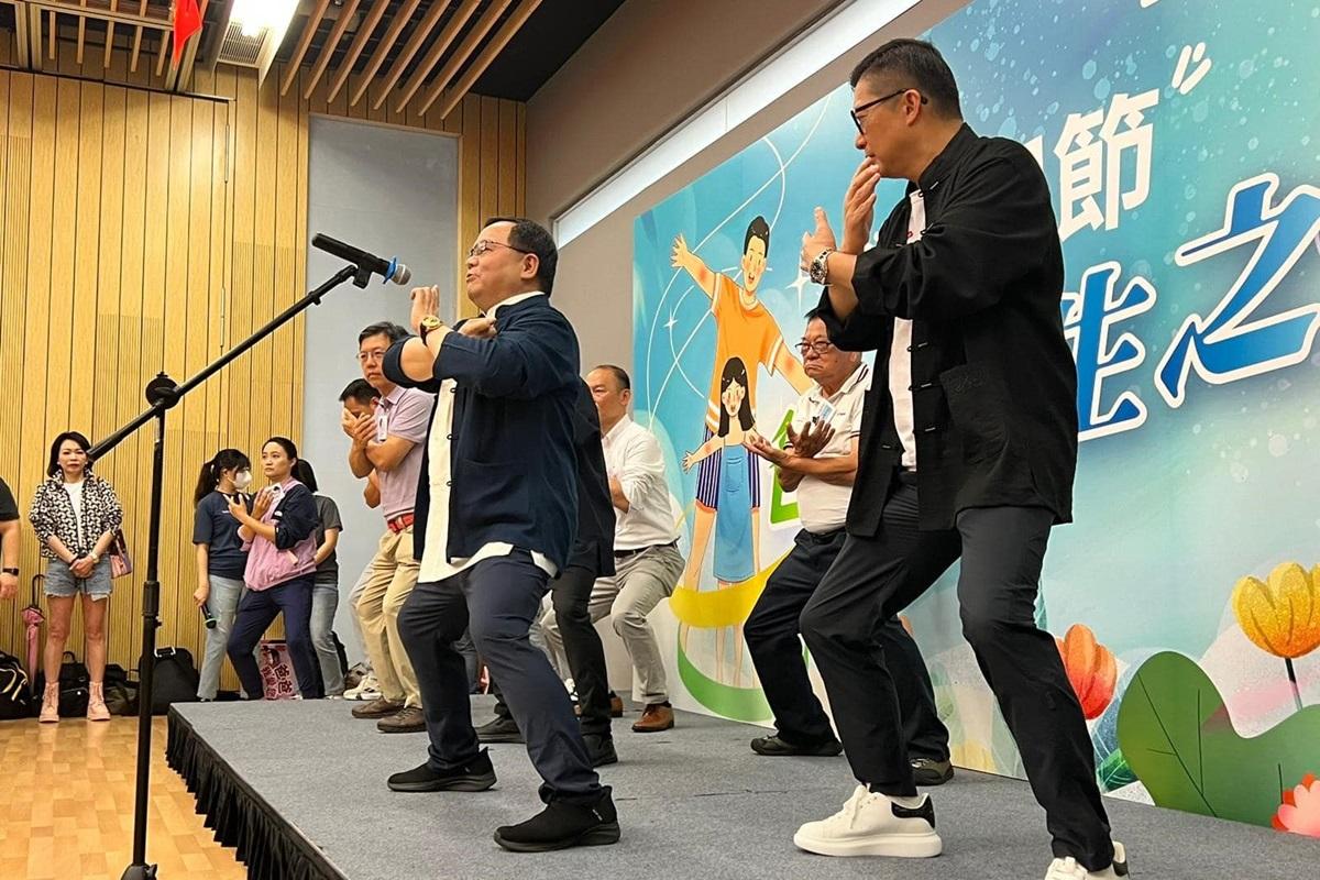 鄧炳強(右一)今日與夫人(台下左一)出席一個八段錦活動。(鄧炳強FB)