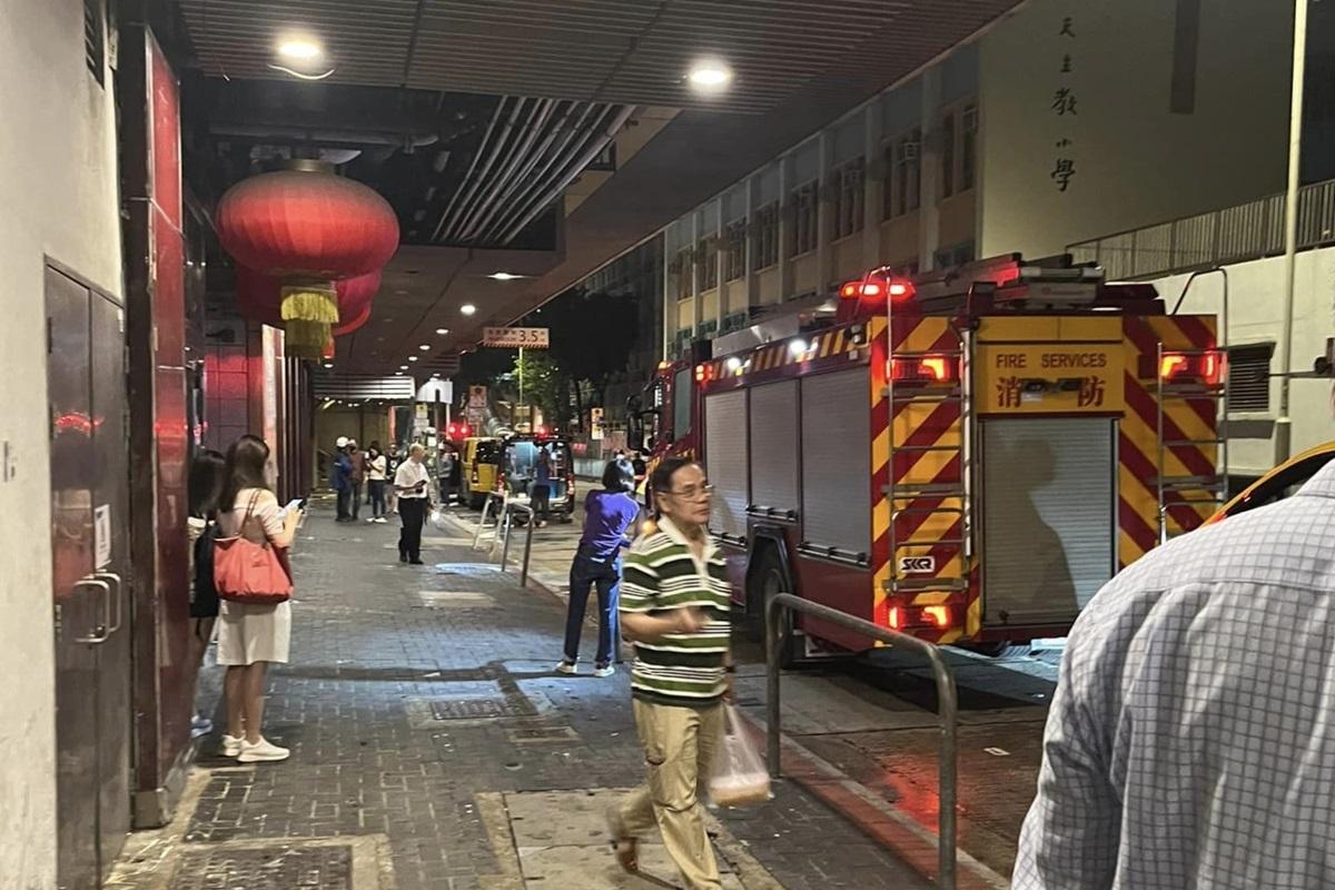 有消防員接報到黃大仙下邨。(網民Hans Chan@FB群組「黃大仙區友(黃大仙,新蒲崗,鑽石山,慈雲山......)」)