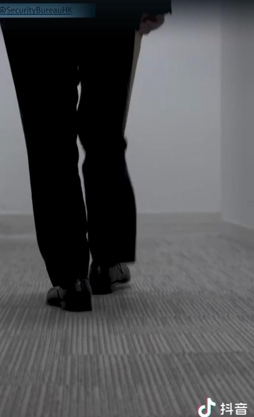 Ray Online|片中鄧炳強重現咗電影《無間道》中劉健明嗰段經典畫面。(保安局影片截圖)