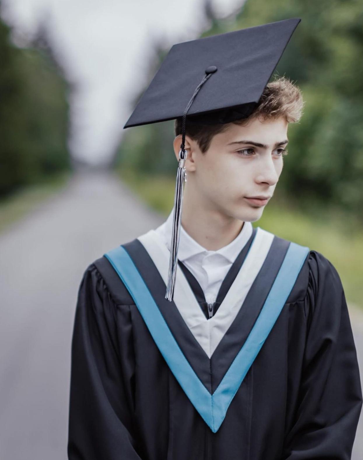 雅各川伯尼戴上四方帽、穿畢業袍拍照。