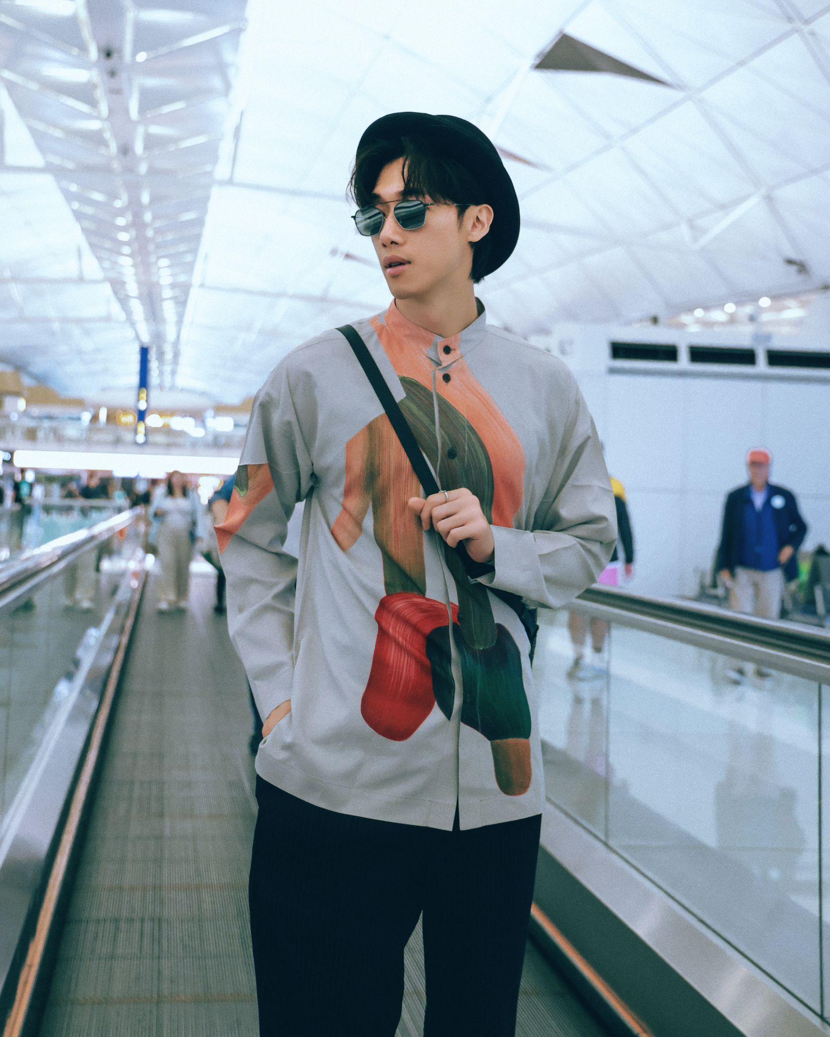 邱士縉現身機場,前往法國首次出席巴黎時裝周。