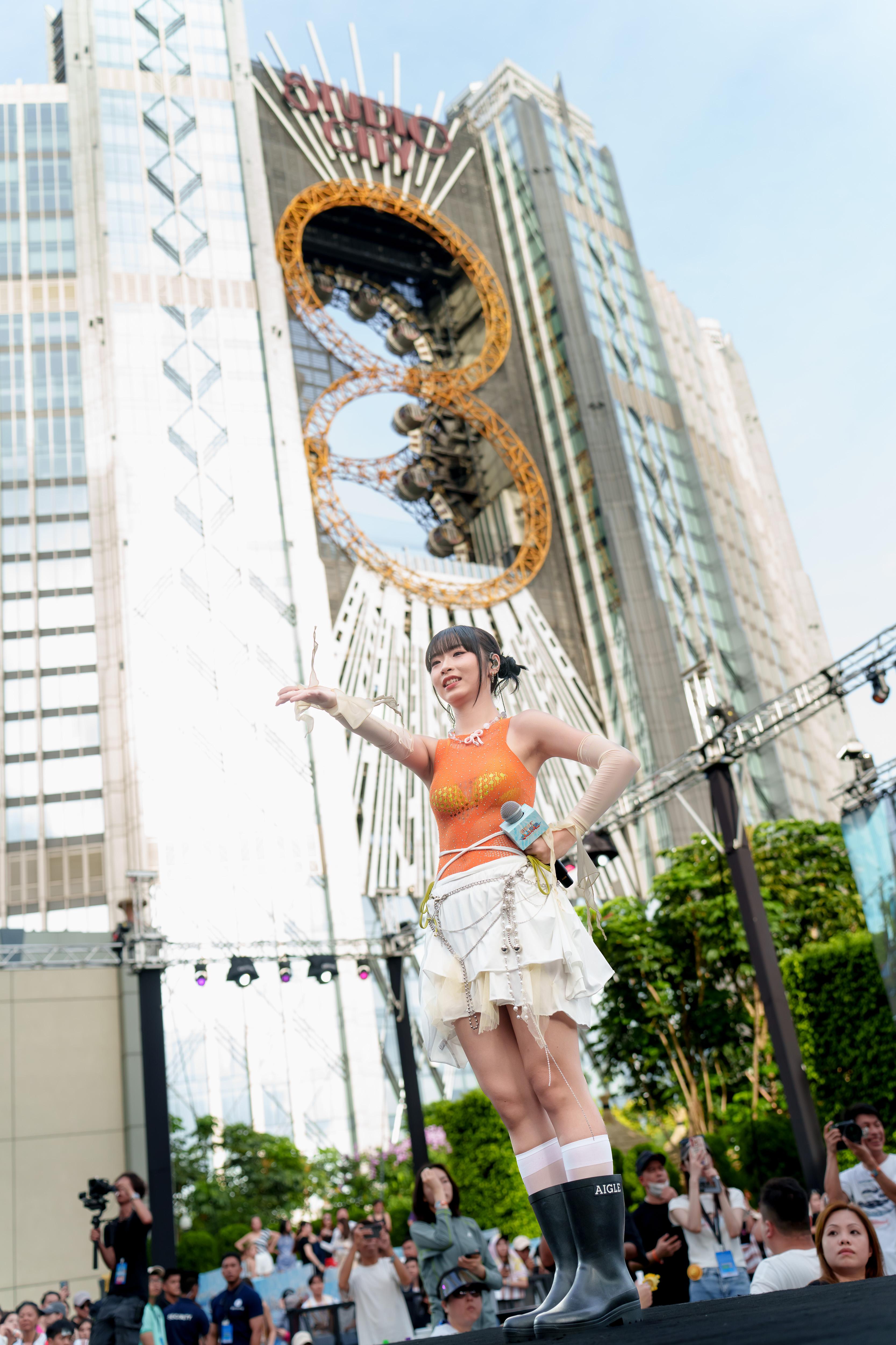 Lolly Talk為舞台注入青春活力。