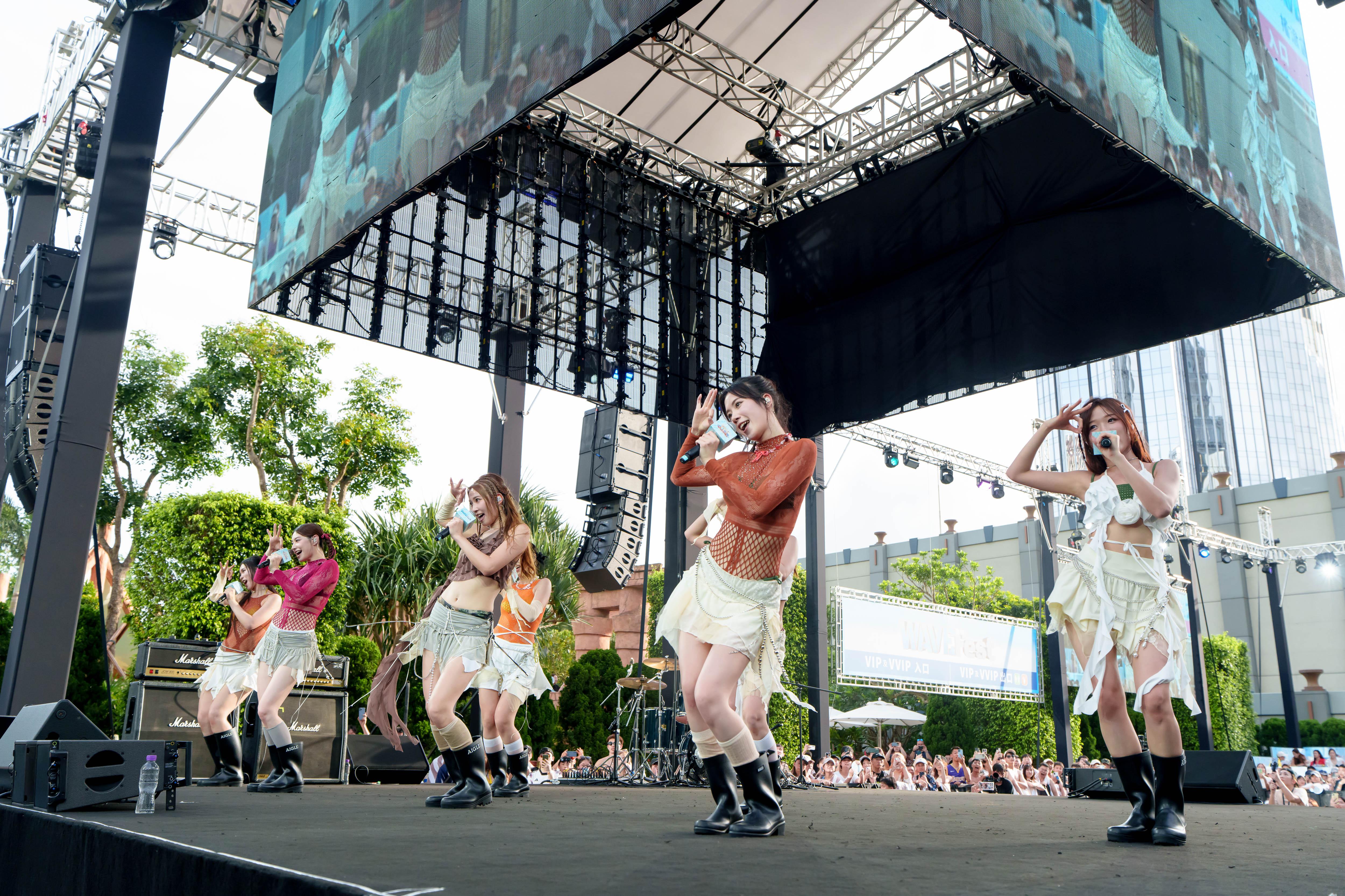 Lolly Talk為舞台注入青春活力。