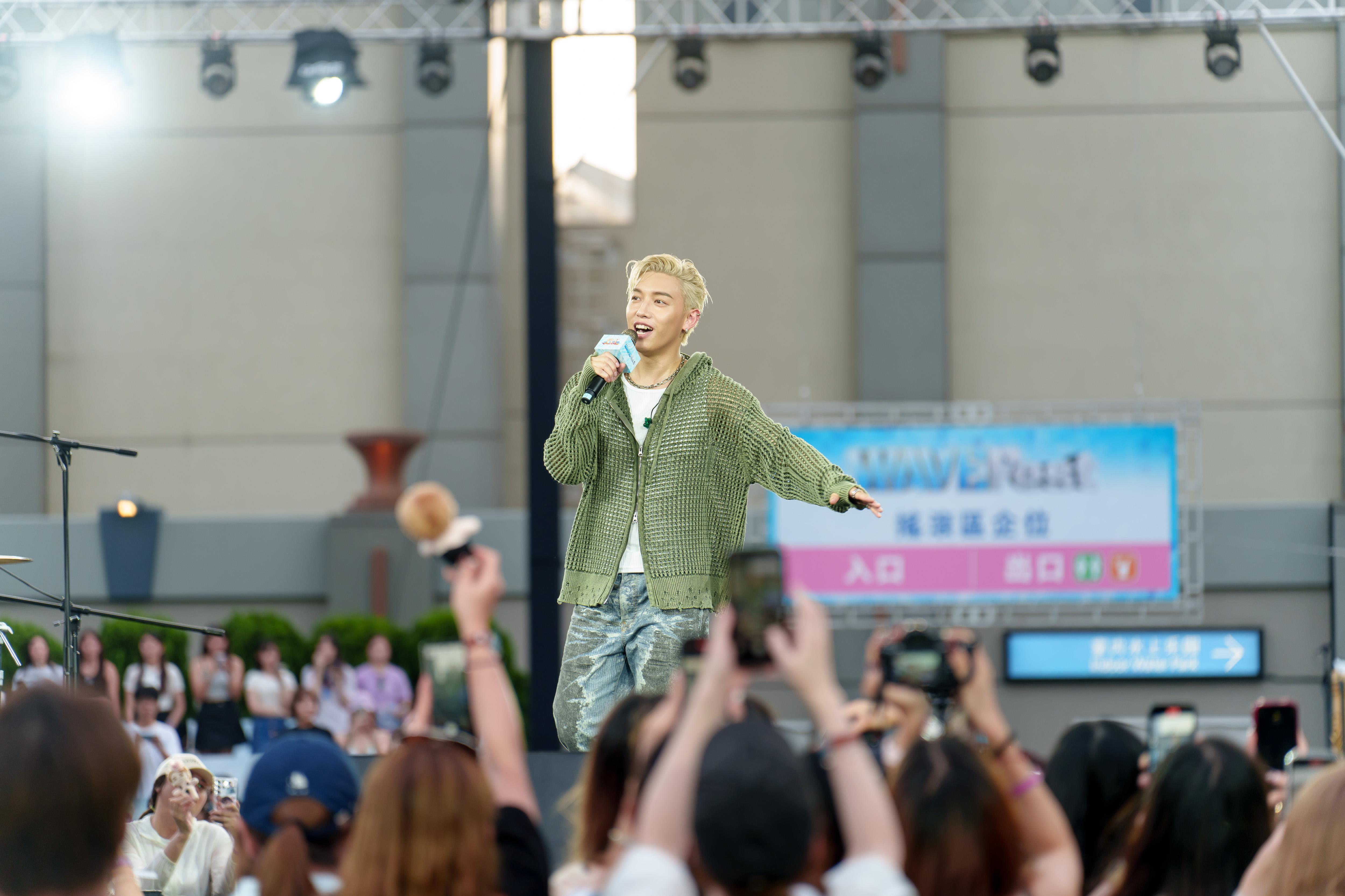 壓軸登場的MC張天賦,炒熱全場氣氛。