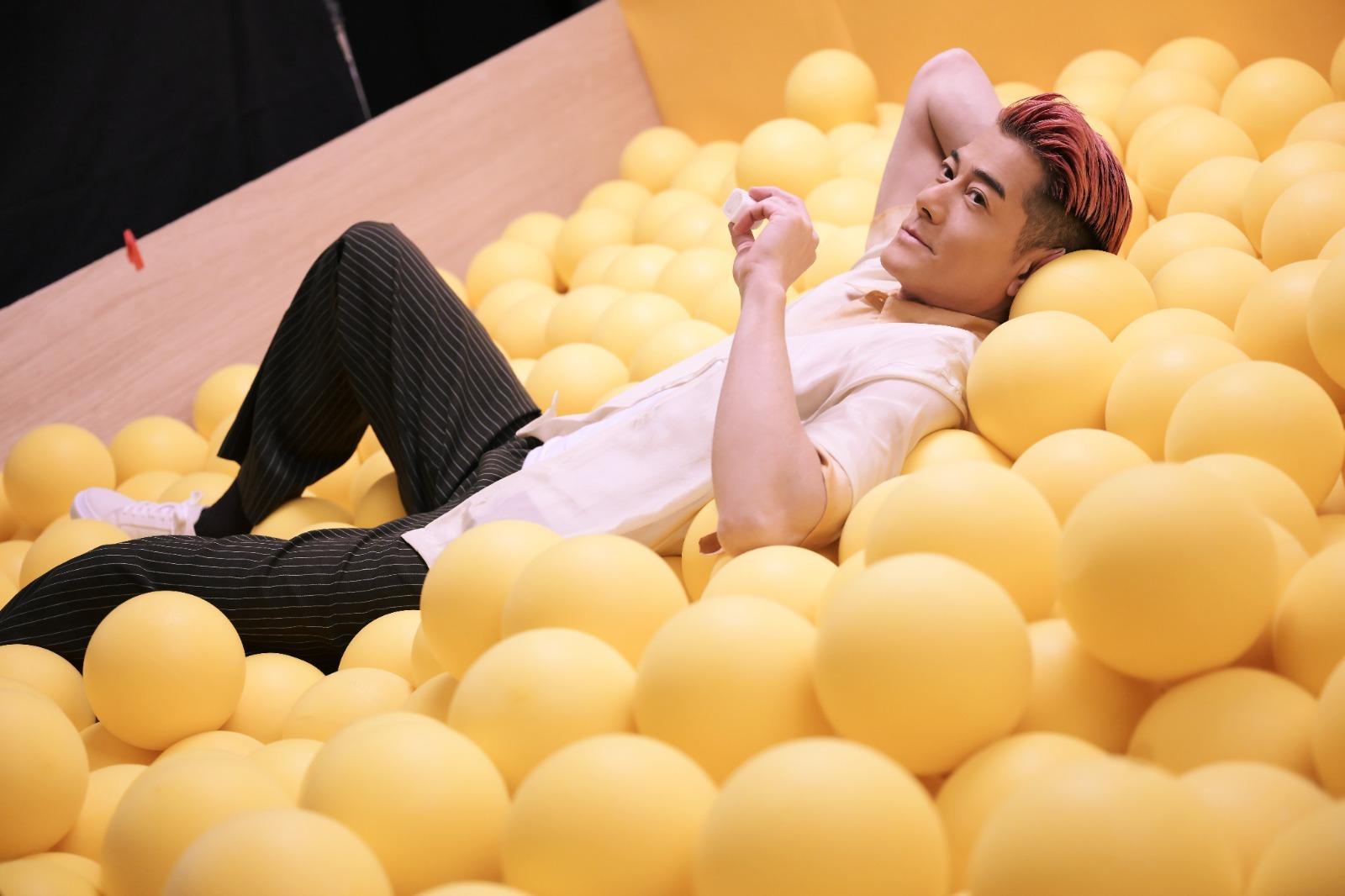 導演組特別搭建了一個波波池,拍攝出玩味十足的畫面。