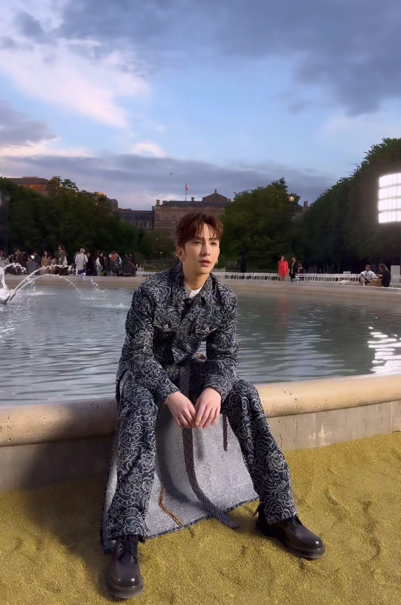 盧瀚霆現身巴黎時裝周。