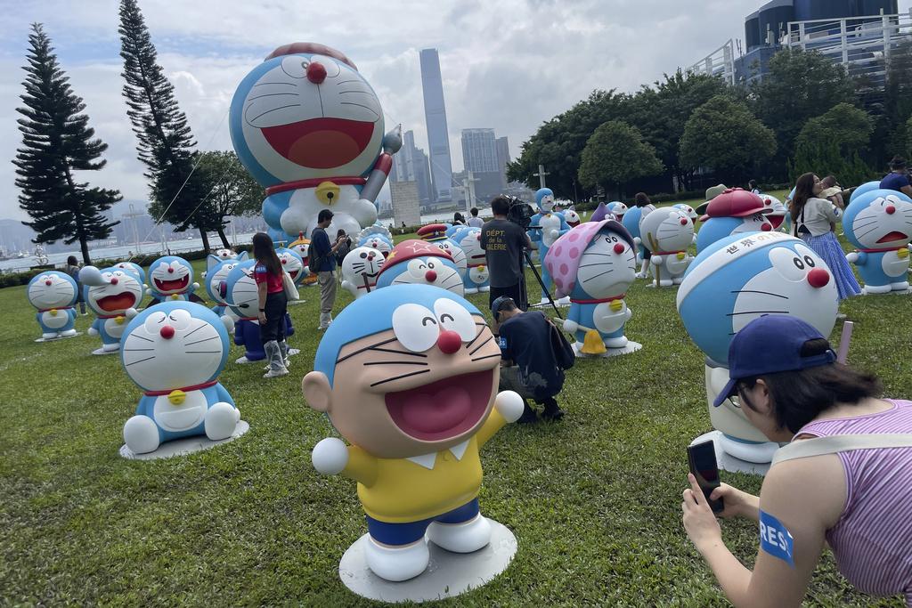 日本政府加強推動日本動畫及「和食」等相關產業增長。圖為全球最大型多啦A夢展覽《100%多啦A夢&FRIENDS》巡迴特展,7月13日起將在香港舉行,早前在中山公園舉行快閃展覽。(美聯社)