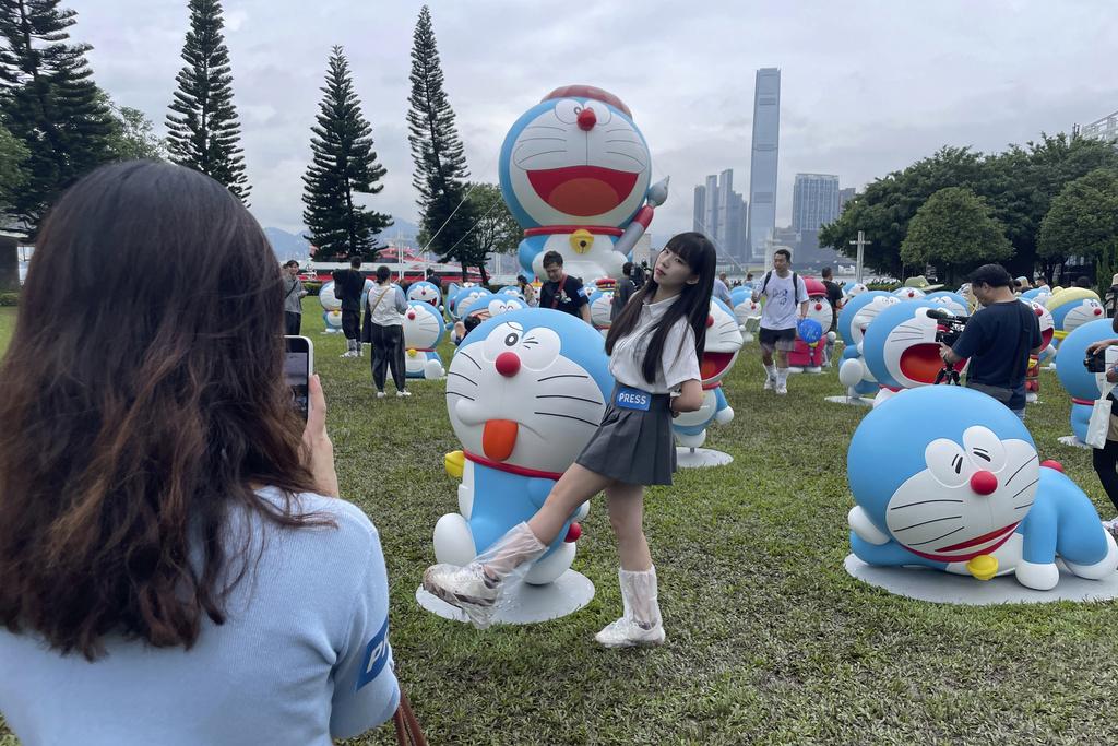 日本政府加強推動日本動畫及「和食」等相關產業增長。圖為全球最大型多啦A夢展覽《100%多啦A夢&FRIENDS》巡迴特展,7月13日起將在香港舉行,早前在中山公園舉行快閃展覽。(美聯社)