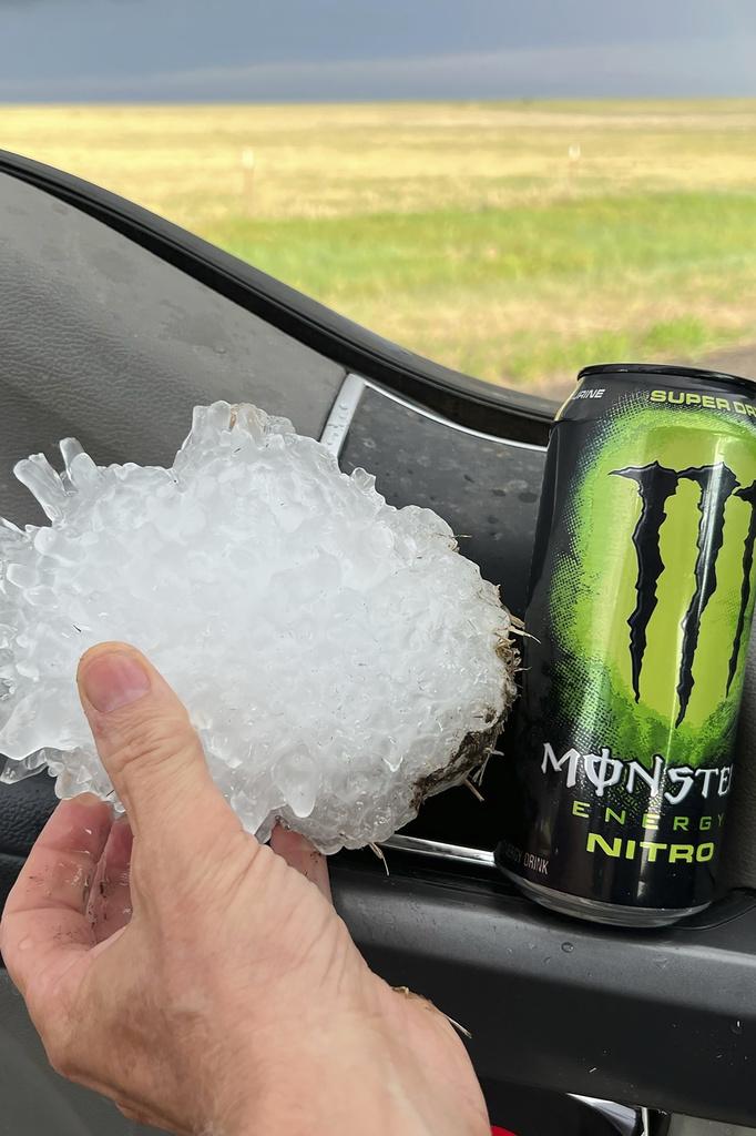 冰雹大小與罐裝飲品對比。(美聯社)