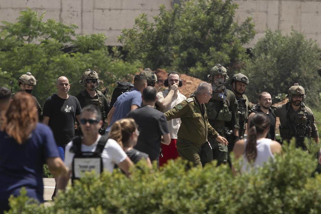獲救人質Shlomi Ziv(左黑衣者)、Andrey Kozlov(中白衣者)與梅爾(右黑衣者)上周六乘乘直升機飛抵以色列一間醫院。(美聯社)