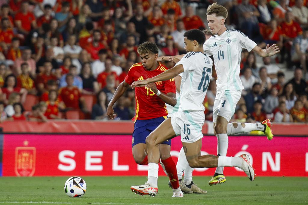 耶馬爾今季於巴塞隆拿成功上位,當然成功入選西班牙國家隊。(美聯社)