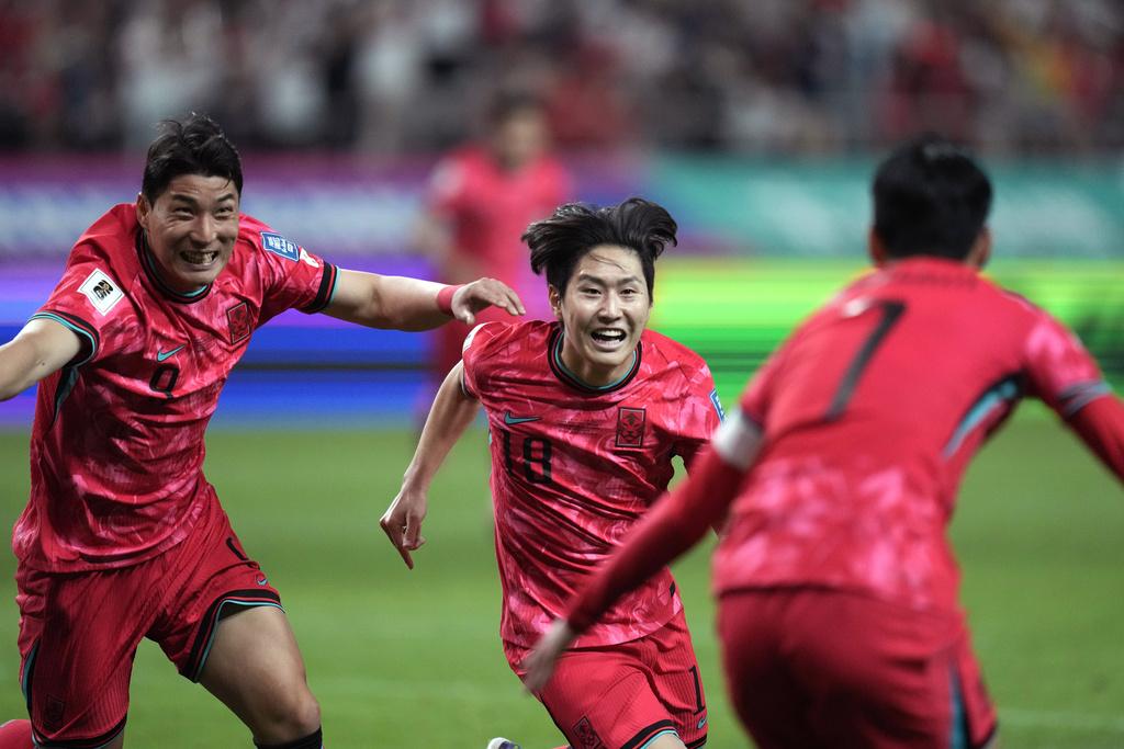 李康仁為南韓攻入唯一入球後慶祝。(美聯社)