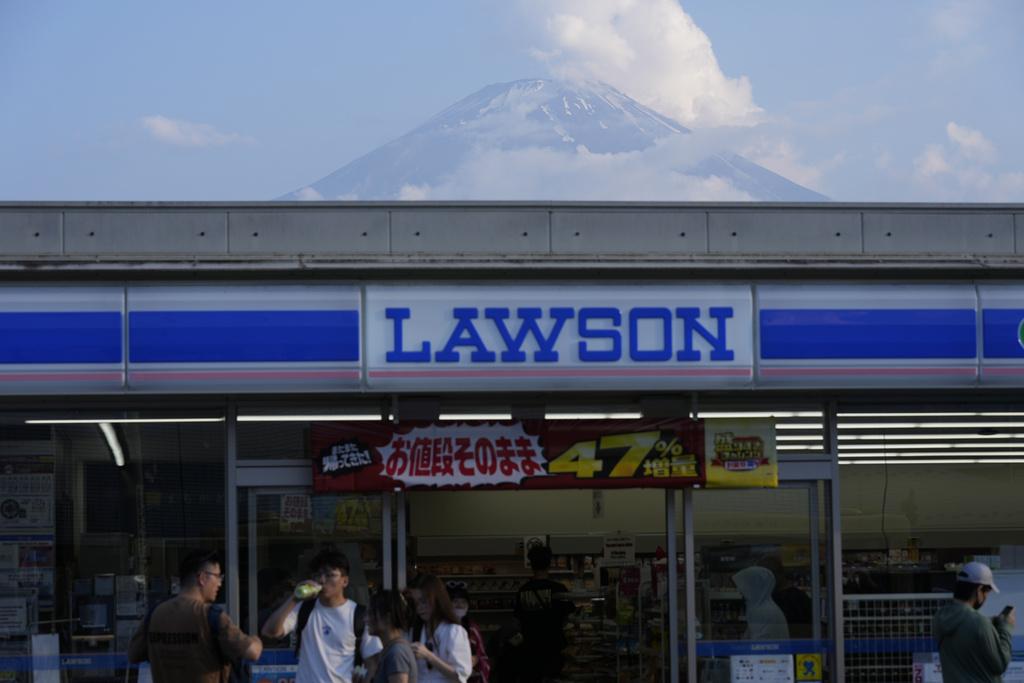 河口湖站前LAWSON便利店與富士山同框而成為遊客打卡熱點,因而飽受過度旅遊困擾。(資料圖片)