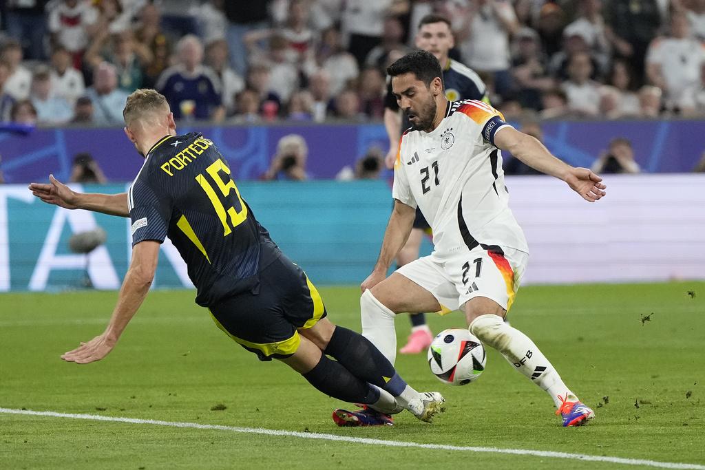 樸迪奧斯上半場於禁區內粗魯侵犯根度簡。(美聯社)