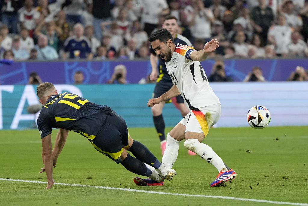 樸迪奧斯上半場於禁區內粗魯侵犯根度簡。(美聯社)