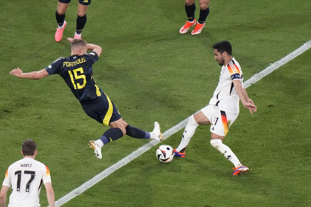 樸迪奧斯上半場於禁區內粗魯侵犯根度簡。(美聯社)