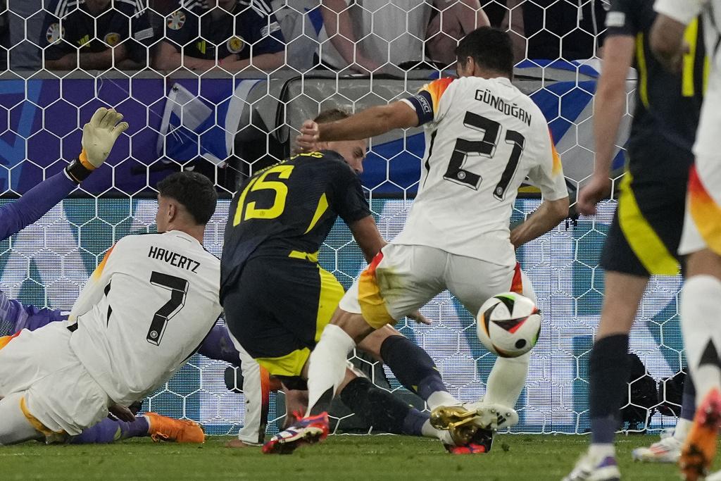 樸迪奧斯上半場於禁區內粗魯侵犯根度簡。(美聯社)