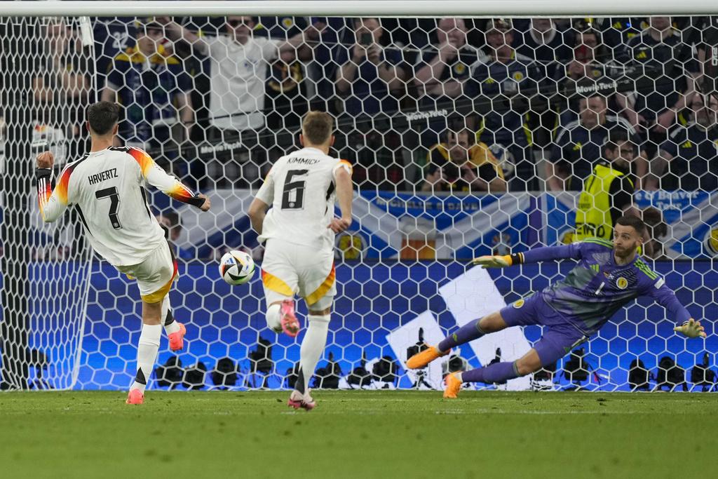 最終由夏維斯操刀十二碼得手,德國上半場領先3:0。(美聯社)