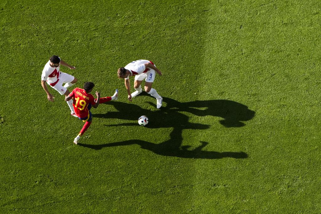 耶美爾為西班牙上陣對陣克羅地亞,便收獲一助攻。(美聯社)