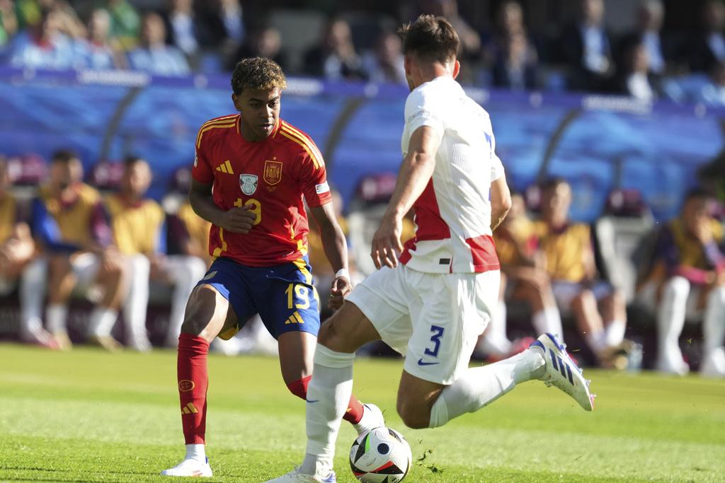 耶美爾為西班牙上陣對陣克羅地亞,便收獲一助攻。(美聯社)