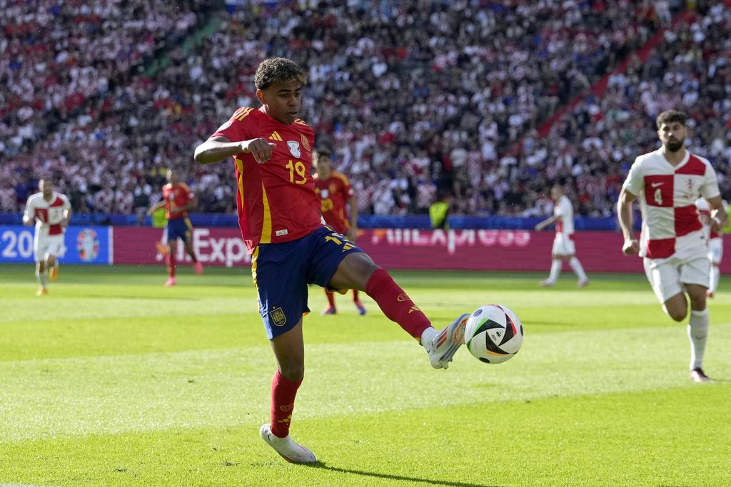 耶美爾為西班牙上陣對陣克羅地亞,便收獲一助攻。(美聯社)