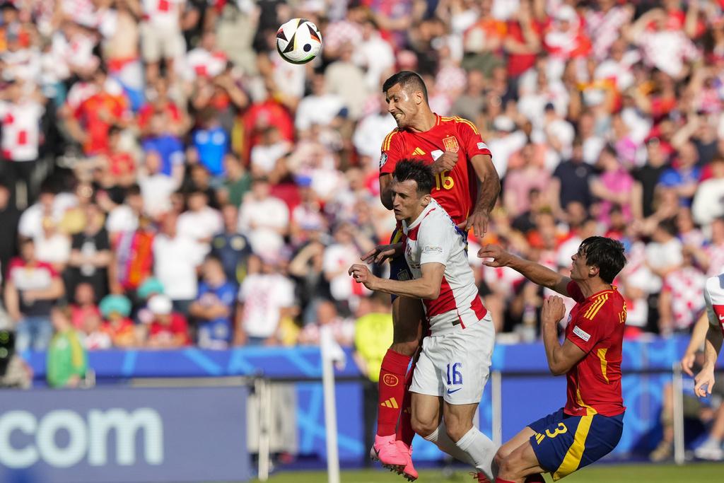 西班牙憑著法比安彭拿上半場一傳一射,上半場領先三球。(美聯社)