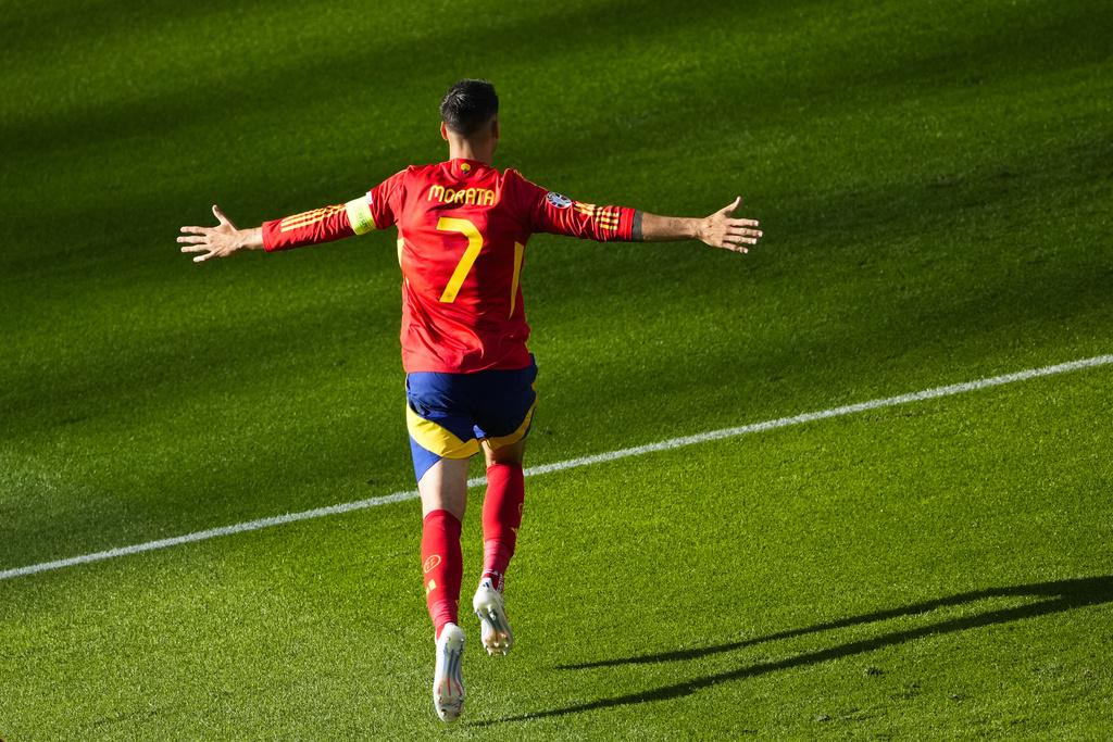 西班牙憑著法比安彭拿上半場一傳一射,上半場領先三球。(美聯社)