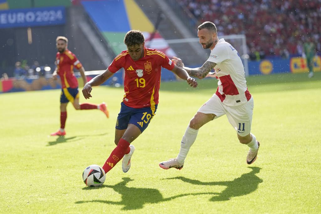 耶美爾為西班牙上陣對陣克羅地亞,便收獲一助攻。(美聯社)