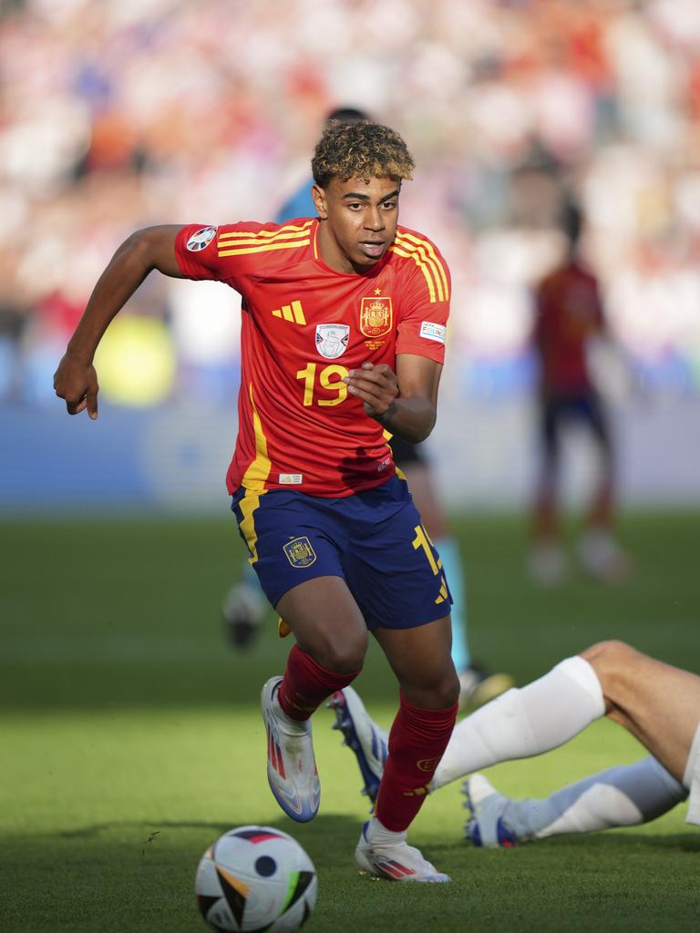 年僅16歲的耶馬爾於今屆歐國盃大放異彩,為西班牙正選披甲兩次並貢獻一助攻。(美聯社)