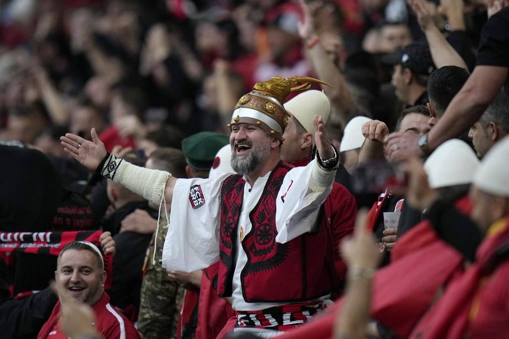阿爾巴尼亞球迷賽前盡顯熱情一面,不少球迷舉起國家有名的「雙頭鷹」手勢。(美聯社)