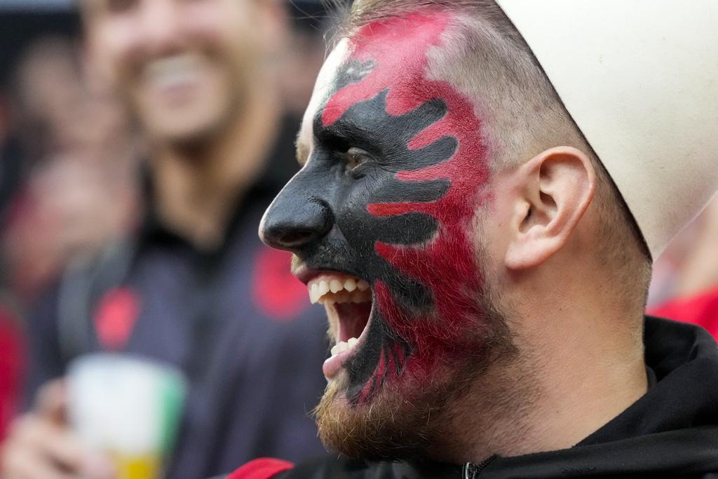 阿爾巴尼亞球迷賽前盡顯熱情一面,不少球迷舉起國家有名的「雙頭鷹」手勢。(美聯社)