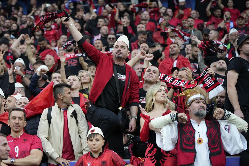 阿爾巴尼亞球迷賽前盡顯熱情一面,不少球迷舉起國家有名的「雙頭鷹」手勢。(美聯社)