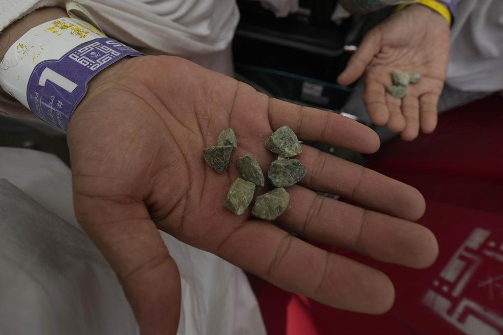 朝聖者向「魔鬼之柱」擲石。(美聯社)