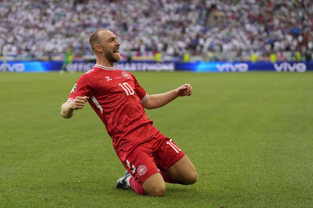 艾歷臣入球後剷草慶祝。(美聯社)