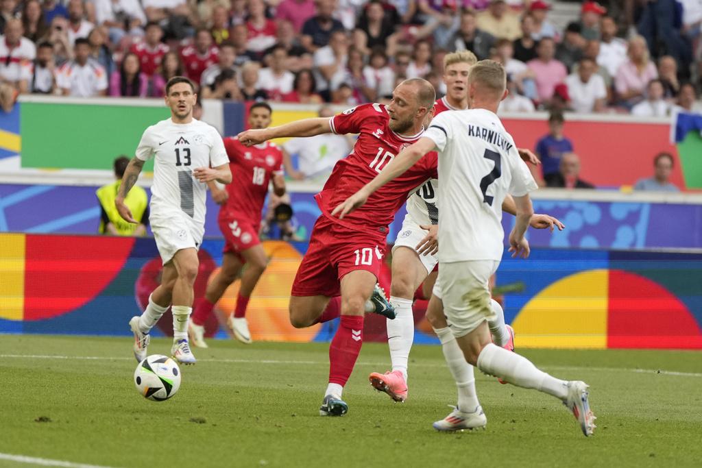 艾歷臣入球一刻。(美聯社)