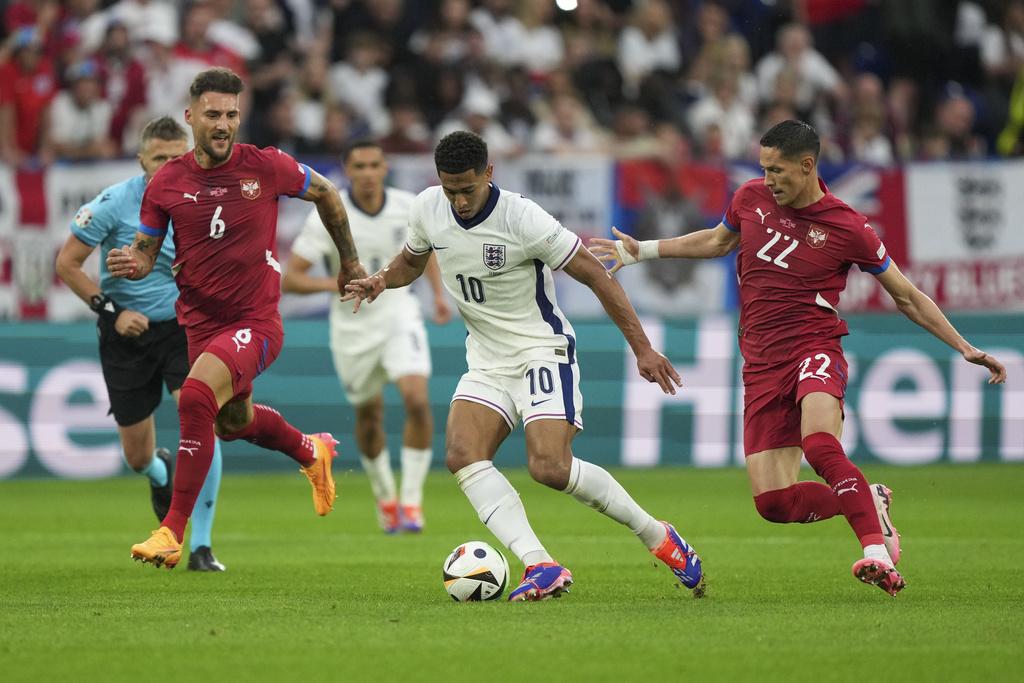 比靈咸今場被塞爾維亞重點看管。(美聯社)