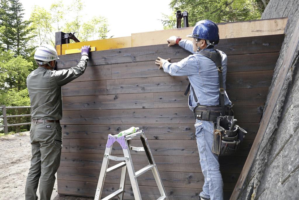 山梨縣政府為打擊富士山嚴重的「過度旅遊」問題,已在富士山吉田五合目登山道入口設置閘門,並徵收通行費。(資料圖片)