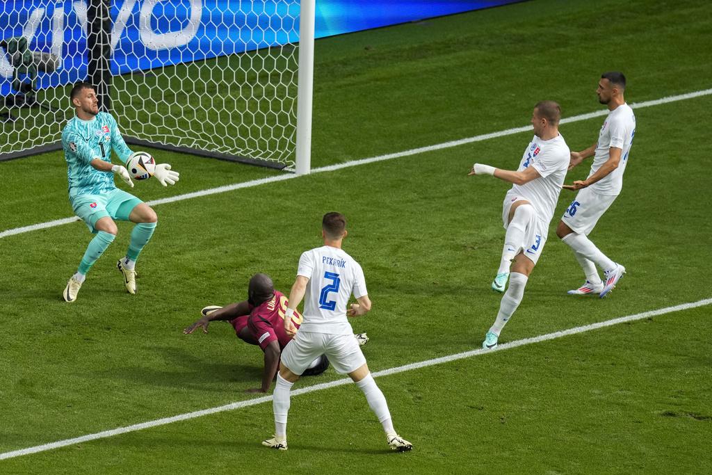 盧卡古於比賽早段錯失黃金機會。(美聯社)