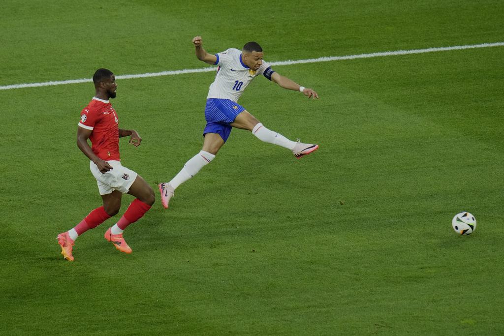 法國上半場憑著一個烏龍球,領先1:0。(美聯社)