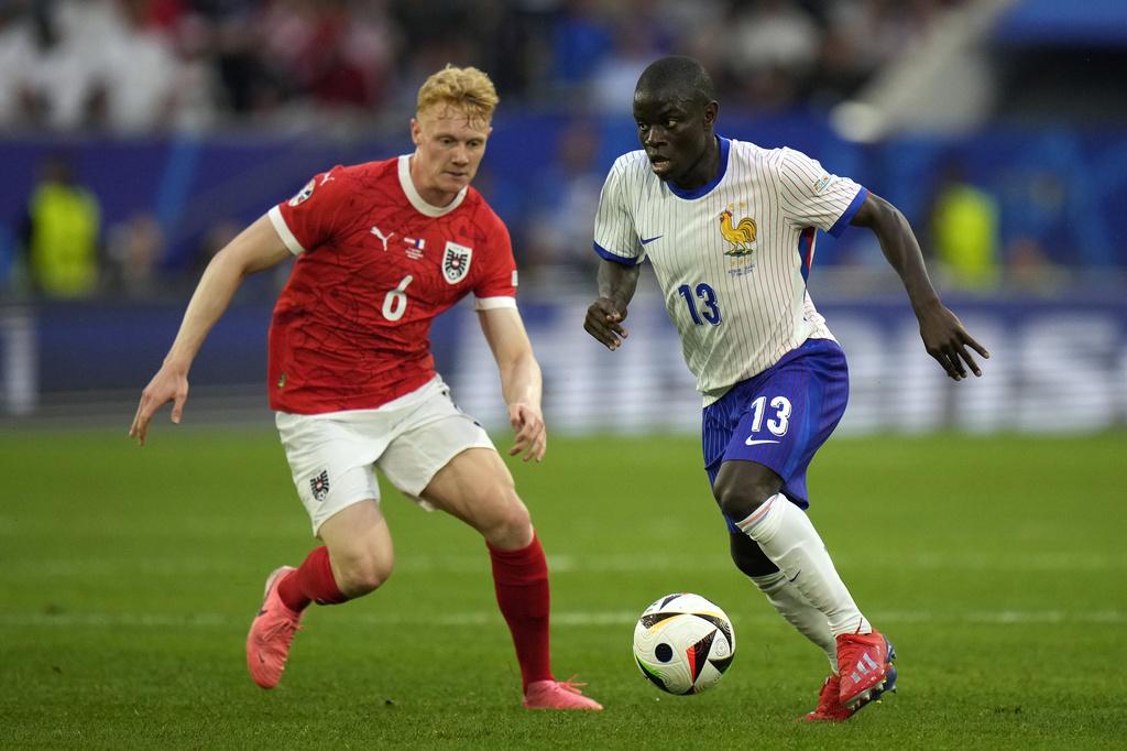 法國上半場憑著一個烏龍球,領先1:0。(美聯社)