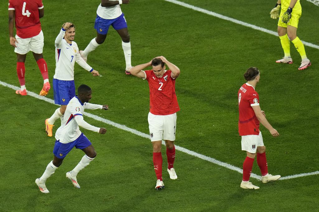 法國上半場憑著一個烏龍球,領先1:0。(美聯社)