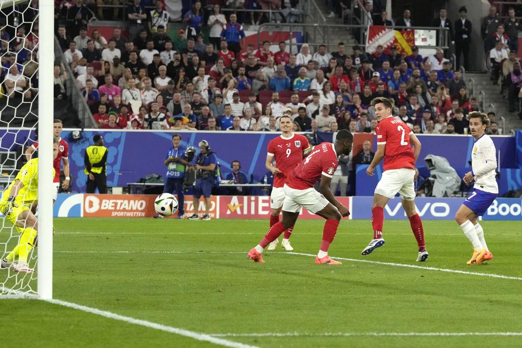 法國上半場憑著一個烏龍球,領先1:0。(美聯社)