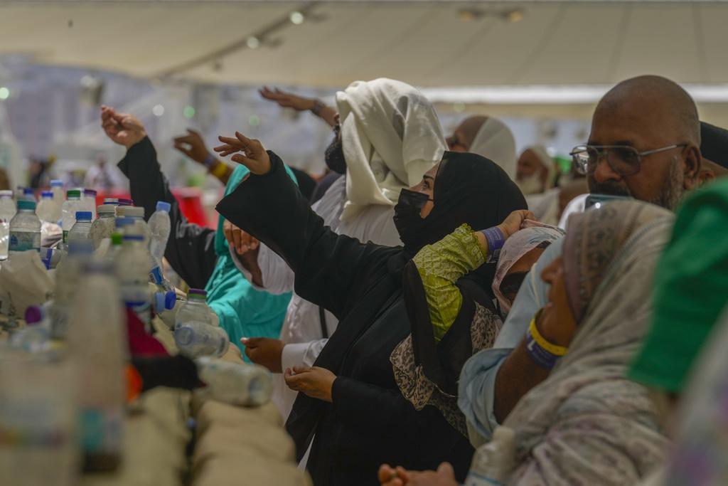 朝聖者向「魔鬼之柱」擲石。(美聯社)