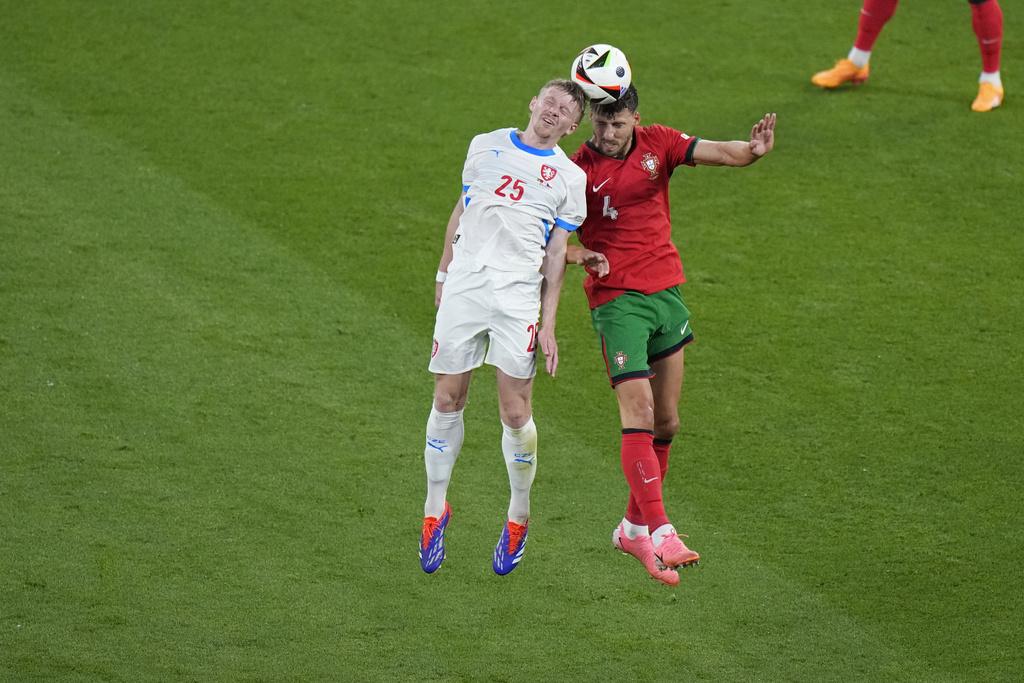 葡萄牙上半場力攻不果,多次射門均未能攻破捷克大門。(美聯社)