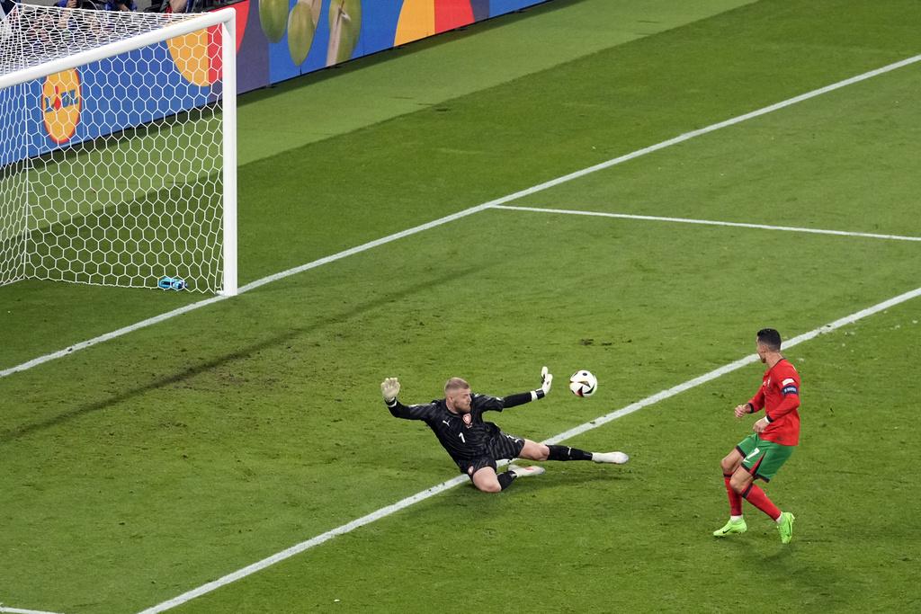 葡萄牙上半場力攻不果,多次射門均未能攻破捷克大門。(美聯社)