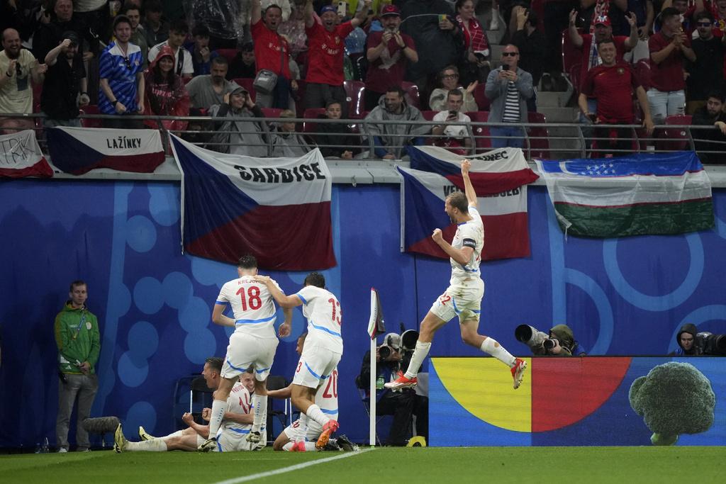 下半場戰情激烈,兩隊合演精彩攻防戰。(美聯社)